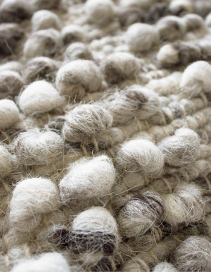 Detail Handgewebtes Kissen aus naturbelassener Schafwolle Anthrazit meliert