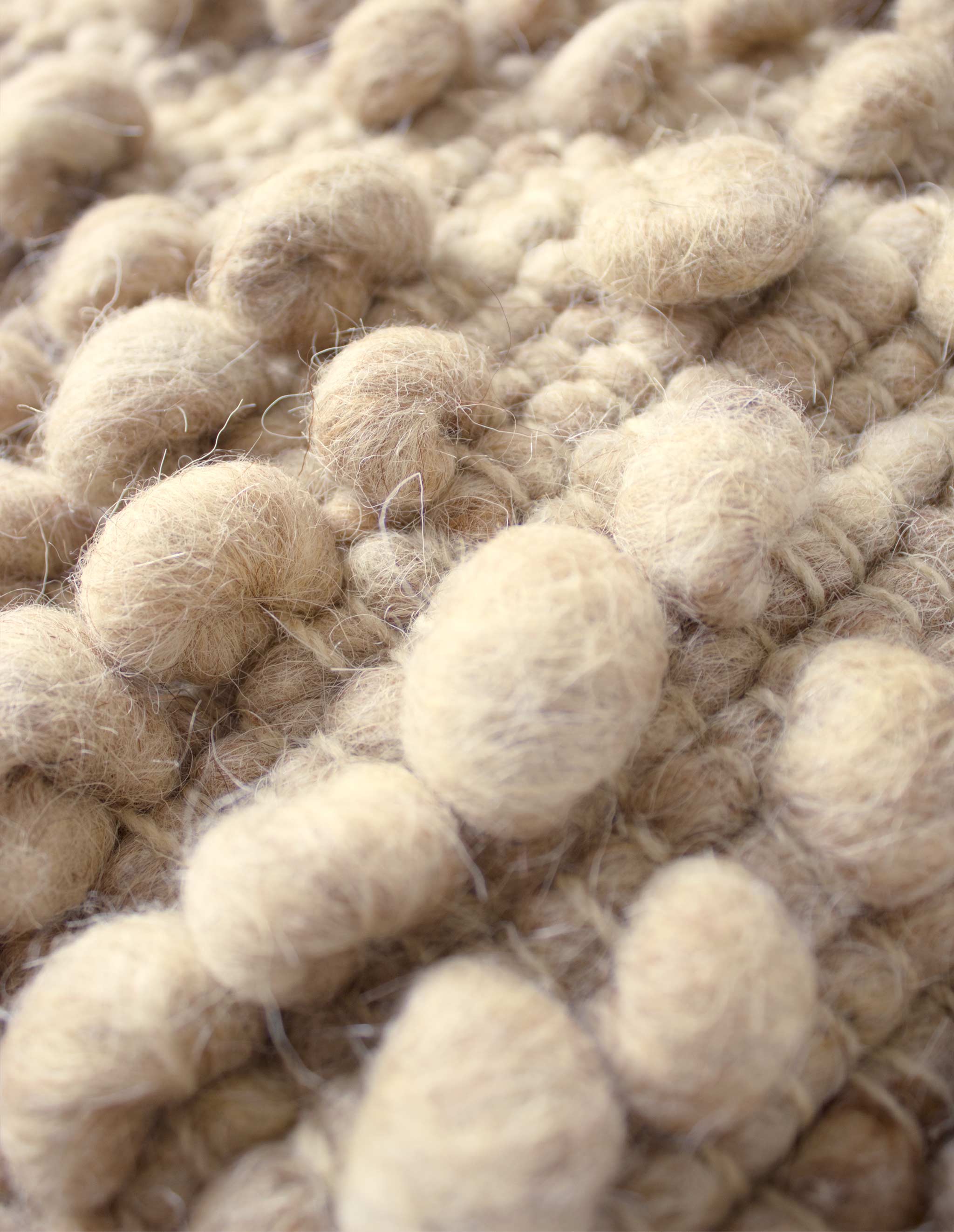 Detail Handgewebtes Kissen aus naturbelassener Schafwolle Hellbraun