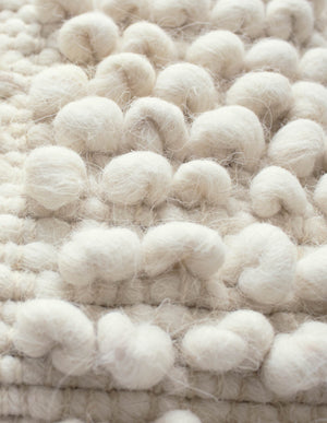 Detail Handgewebtes Kissen aus Schafwolle Wollweiß