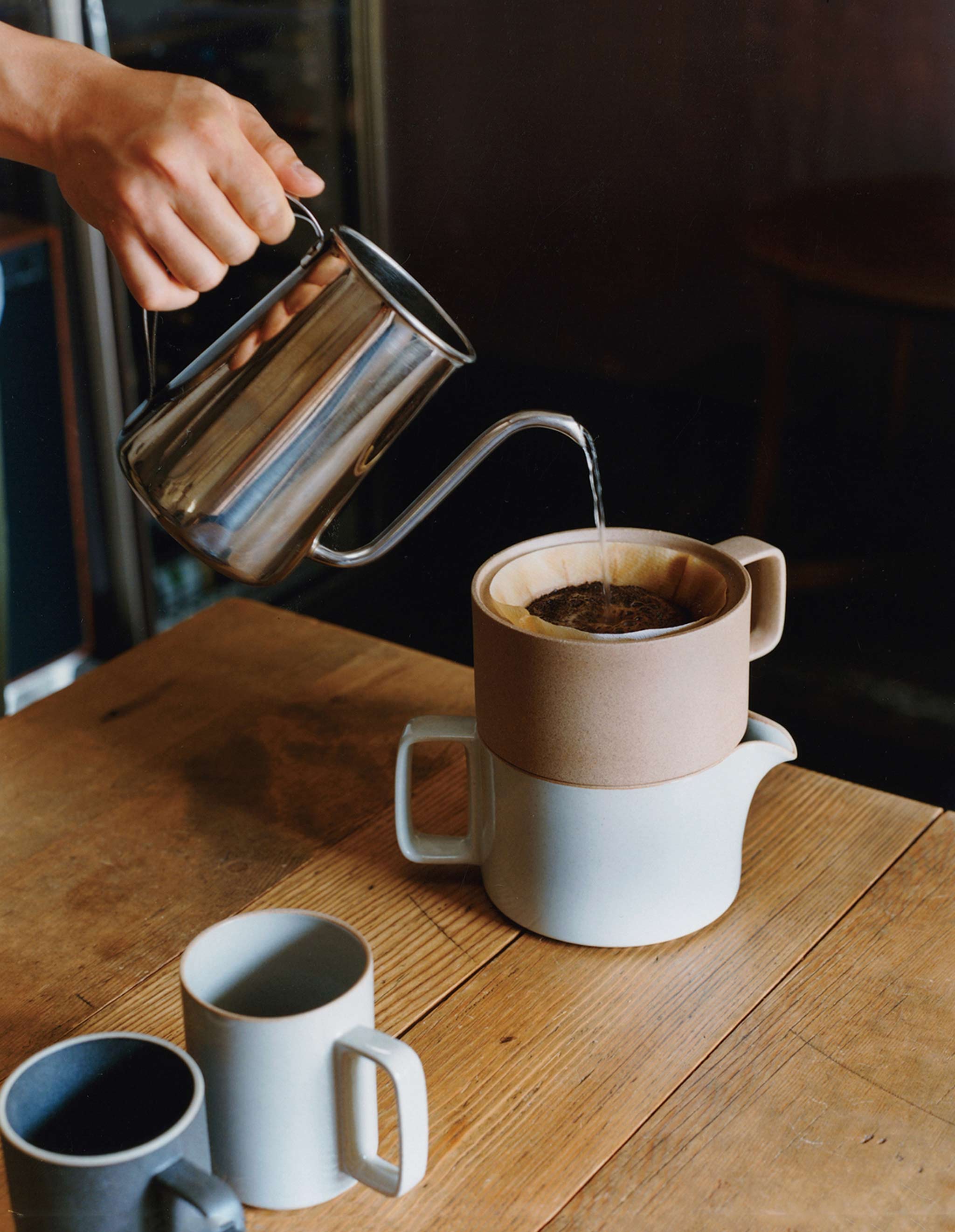 Hasami Porcelein Kanne Hellgrau mit Kaffeefilter Aufsatz in Natur