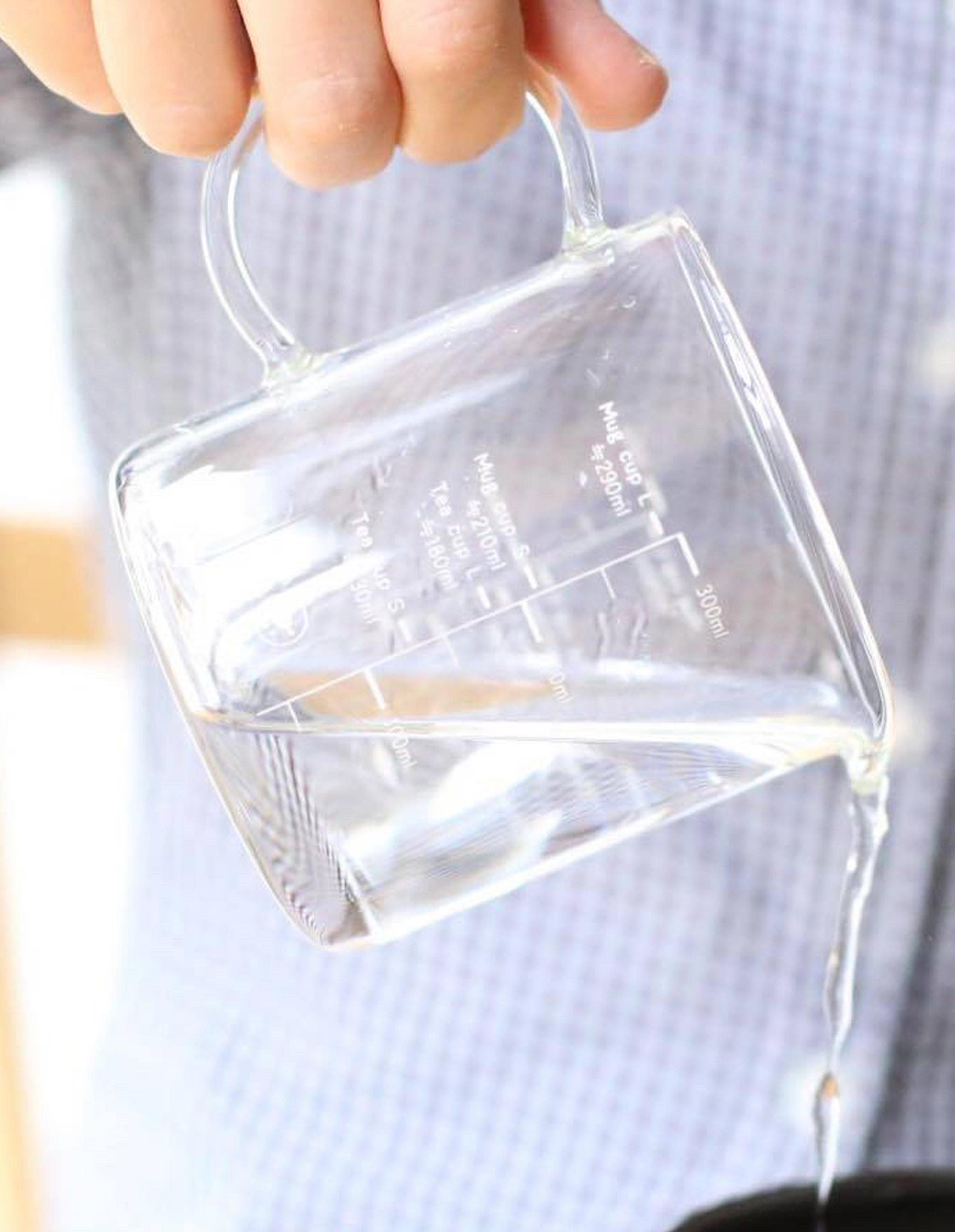 japanischer Mess- und Kühlbecher aus Glas