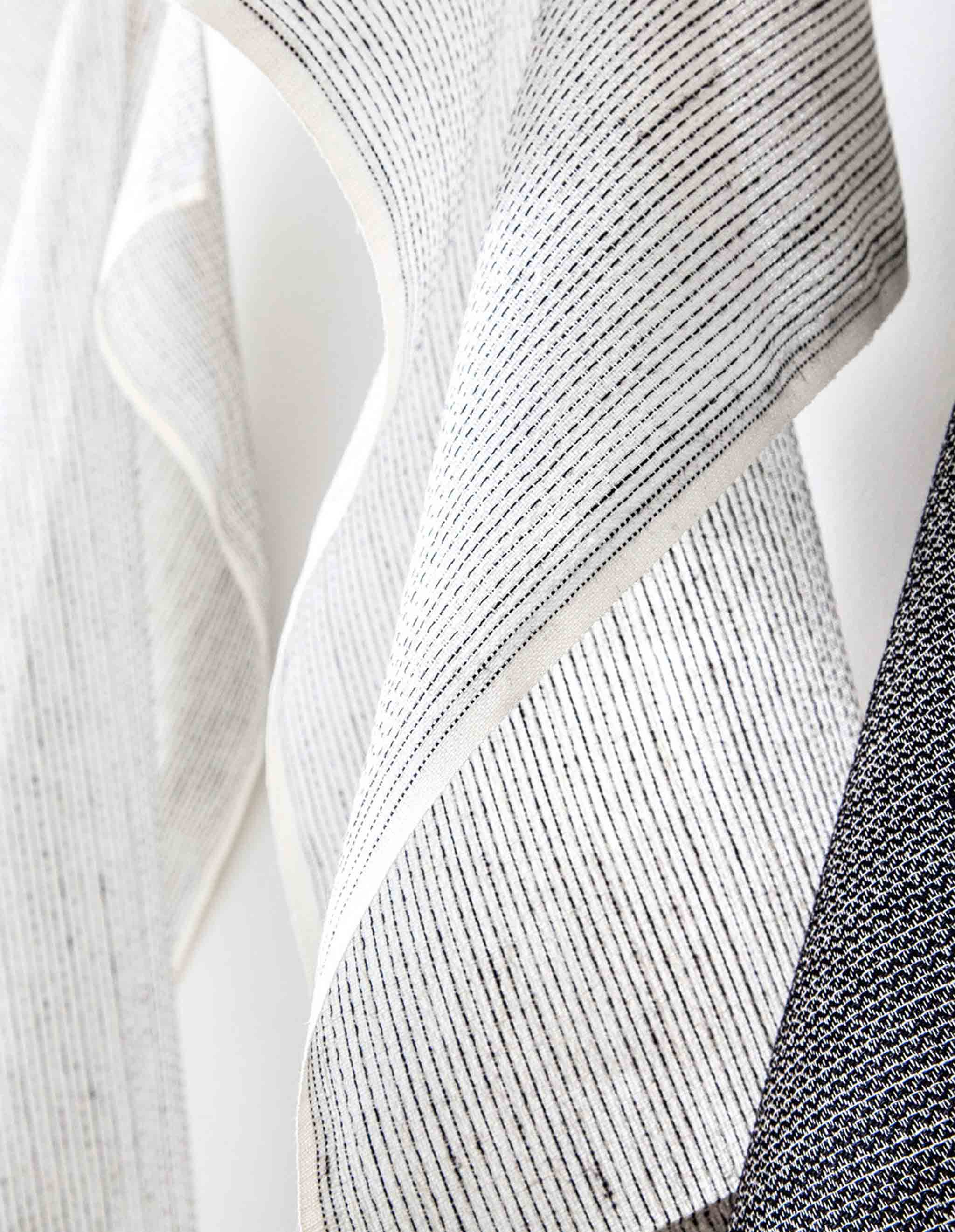 Karin Carlander Textile No. 4 Geschirrtuch Sashiko Weiß mit schwarzen Streifen